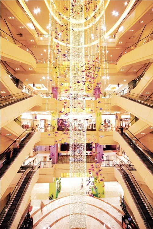 商業項目美陳設計 引領商場中庭中空吊掛設計